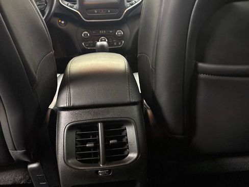 Used 2021 Jeep Cherokee Latitude Plus AWD/4WD image 19