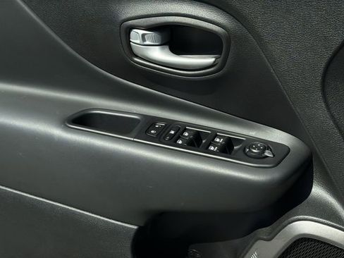 Used 2023 Jeep Renegade Latitude image 36