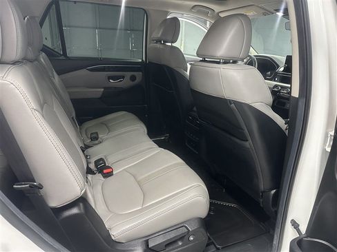 Used 2025 Honda Pilot Touring image 7
