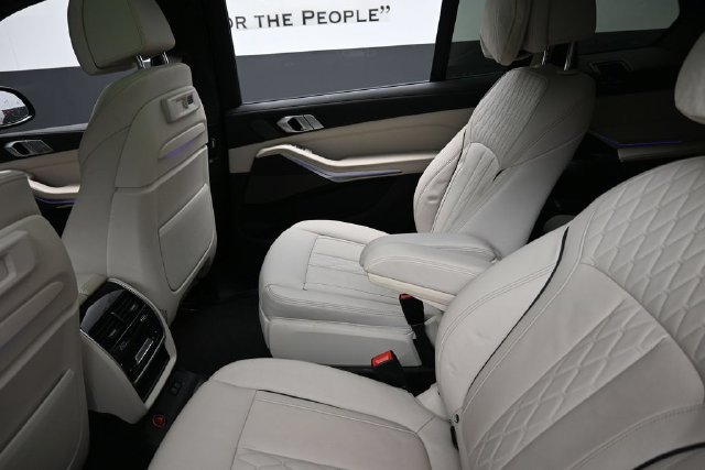 Used 2021 BMW X7 xDrive40i w/ M Sport Package AWD/4WD image 24