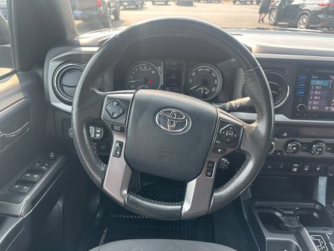Used 2019 Toyota Tacoma TRD Off-Road w/ Technology Package AWD/4WD image 18