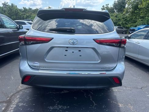 Used 2023 Toyota Highlander XLE AWD/4WD image 3