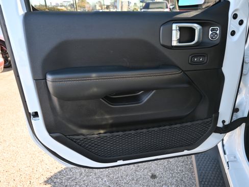 Used 2024 Jeep Wrangler Unlimited Sahara w/ Technology Group AWD/4WD image 14