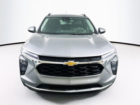 Used 2024 Chevrolet Trax LT FWD image 2