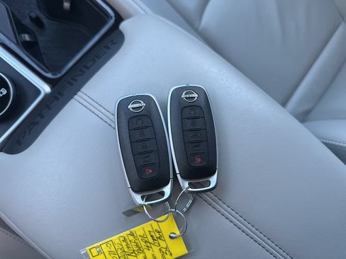 Used 2025 Nissan Pathfinder SL AWD/4WD image 28