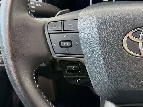 Used 2025 Toyota Camry SE image 11