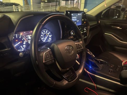 Used 2021 Toyota Highlander XLE image 14