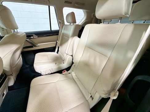 Used 2023 Lexus GX 460 Luxury w/ Sport Design Package AWD/4WD image 21