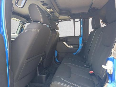 Used 2015 Jeep Wrangler Unlimited Sahara w/ Connectivity Group AWD/4WD image 12
