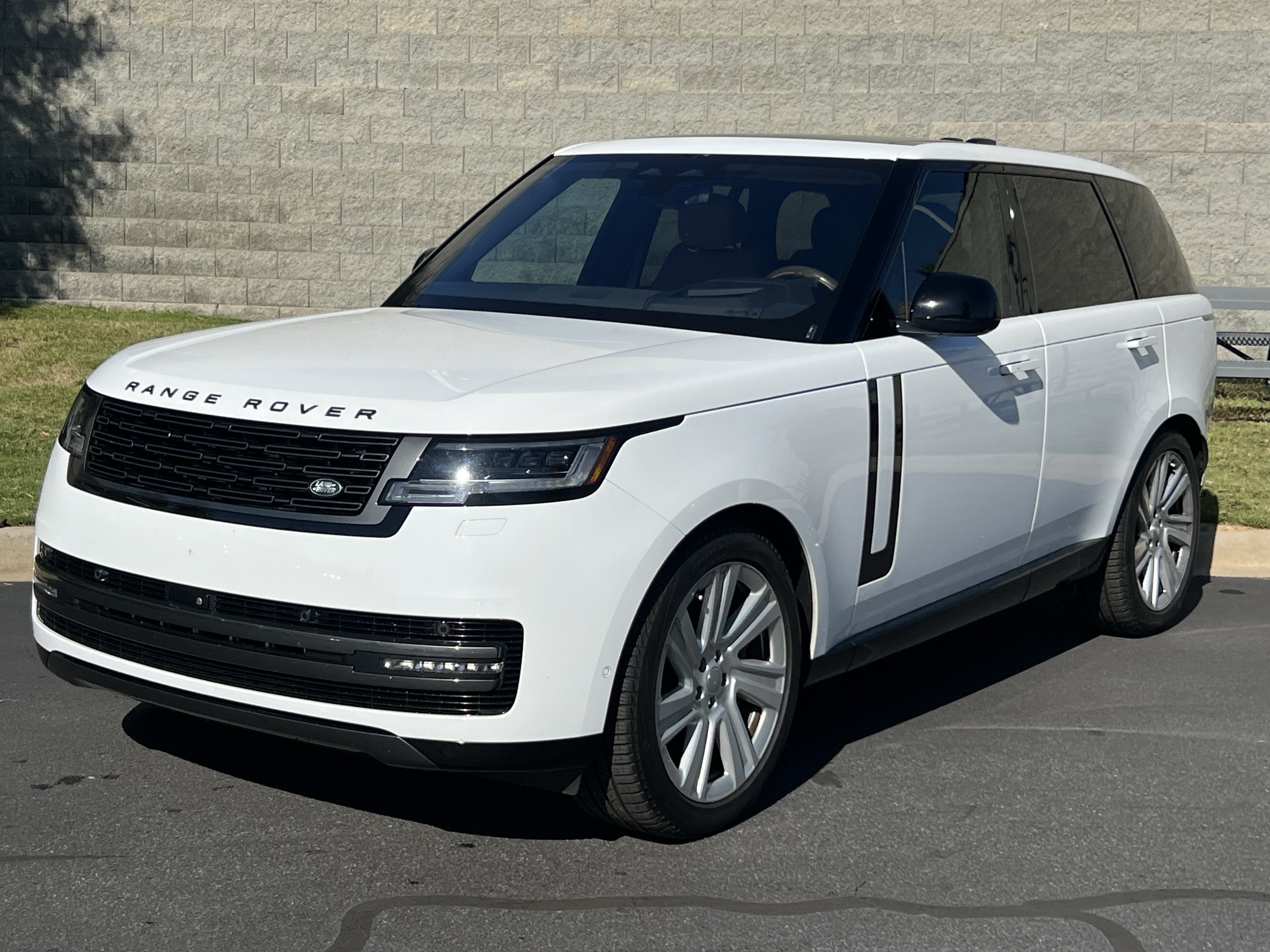 Used 2023 Land Rover Range Rover SE AWD/4WD image 1