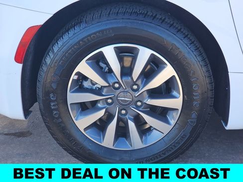 Used 2024 Chrysler Pacifica Select image 40