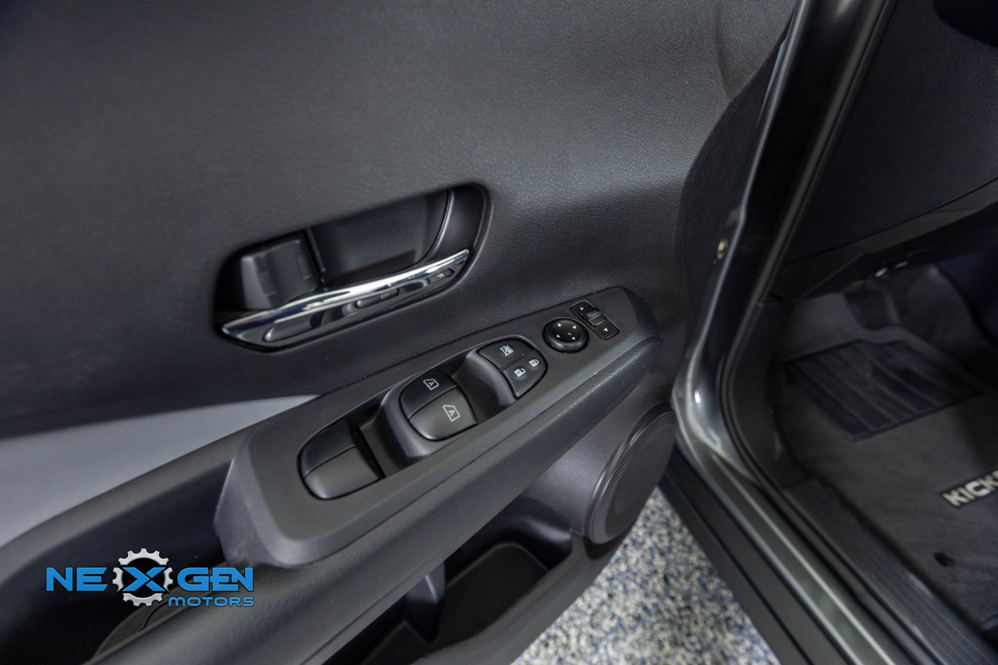 Used 2024 Nissan Kicks SR w/ SR Premium Package FWD image 13