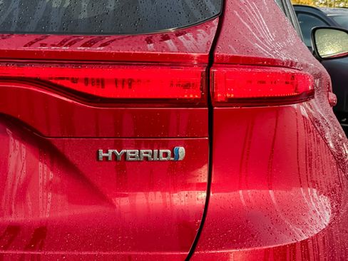 Used 2022 Toyota Venza LE image 26