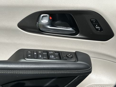 Used 2024 Chrysler Pacifica Touring-L FWD image 14