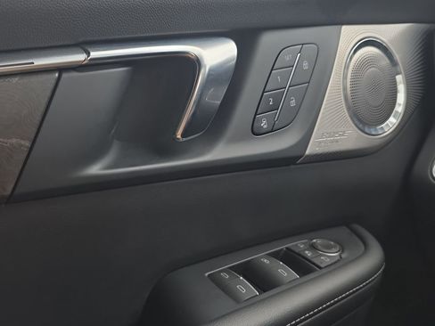 Used 2025 Buick Enclave Avenir w/ Super Cruise Package FWD image 11