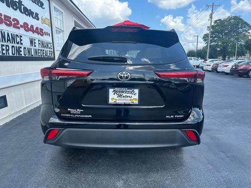 Used 2022 Toyota Highlander XLE AWD/4WD image 5