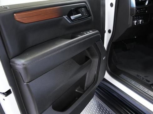 Used 2025 GMC Yukon Denali AWD/4WD image 29