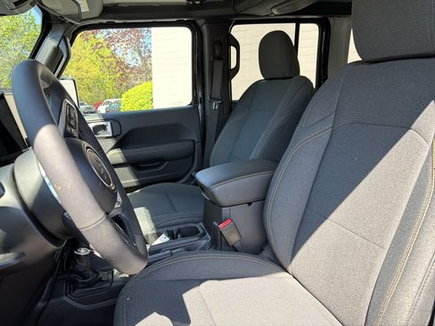 Certified 2025 Jeep Wrangler Sahara AWD/4WD image 14