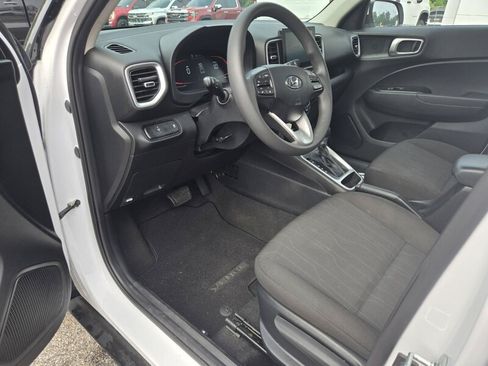 Used 2024 Hyundai Venue SE FWD image 16