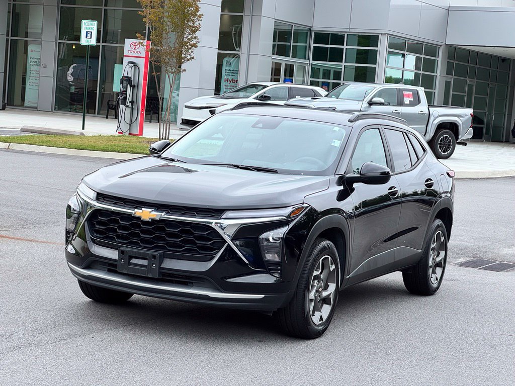 Used 2025 Chevrolet Trax LT FWD image 2