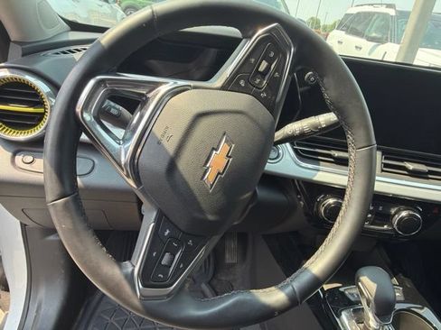 Used 2025 Chevrolet Trax LT w/ LT Convenience Package FWD image 8