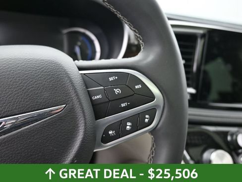 Used 2023 Chrysler Pacifica Limited FWD image 30
