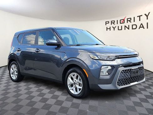 Used 2022 Kia Soul LX w/ Technology Package FWD image 3