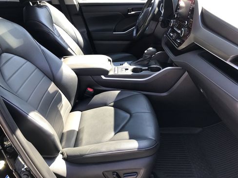 Used 2021 Toyota Highlander XLE image 35