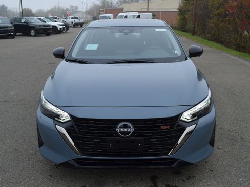 Used 2025 Nissan Sentra SR w/ SR Premium Package FWD image 3