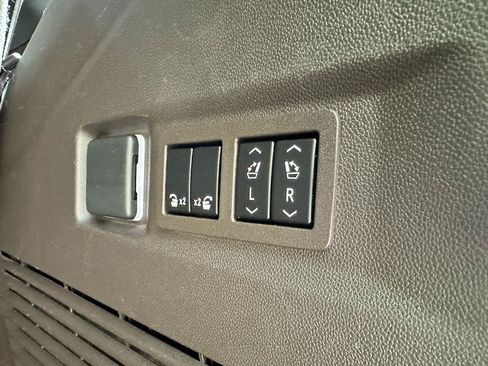 Used 2022 GMC Yukon SLT w/ SLT Premium Package RWD image 38
