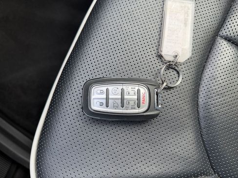 Used 2025 Chrysler Pacifica Limited image 28