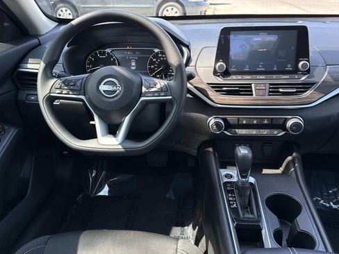 Used 2025 Nissan Altima 2.5 SV FWD image 8