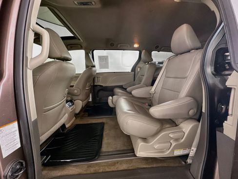 Used 2018 Toyota Sienna XLE FWD image 29