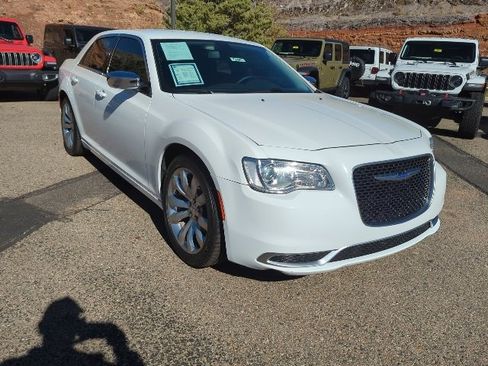 Used 2018 Chrysler 300 Touring w/ Chrome Appearance Package image 3