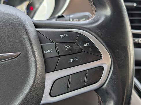 Used 2018 Chrysler Pacifica Touring-L FWD image 23