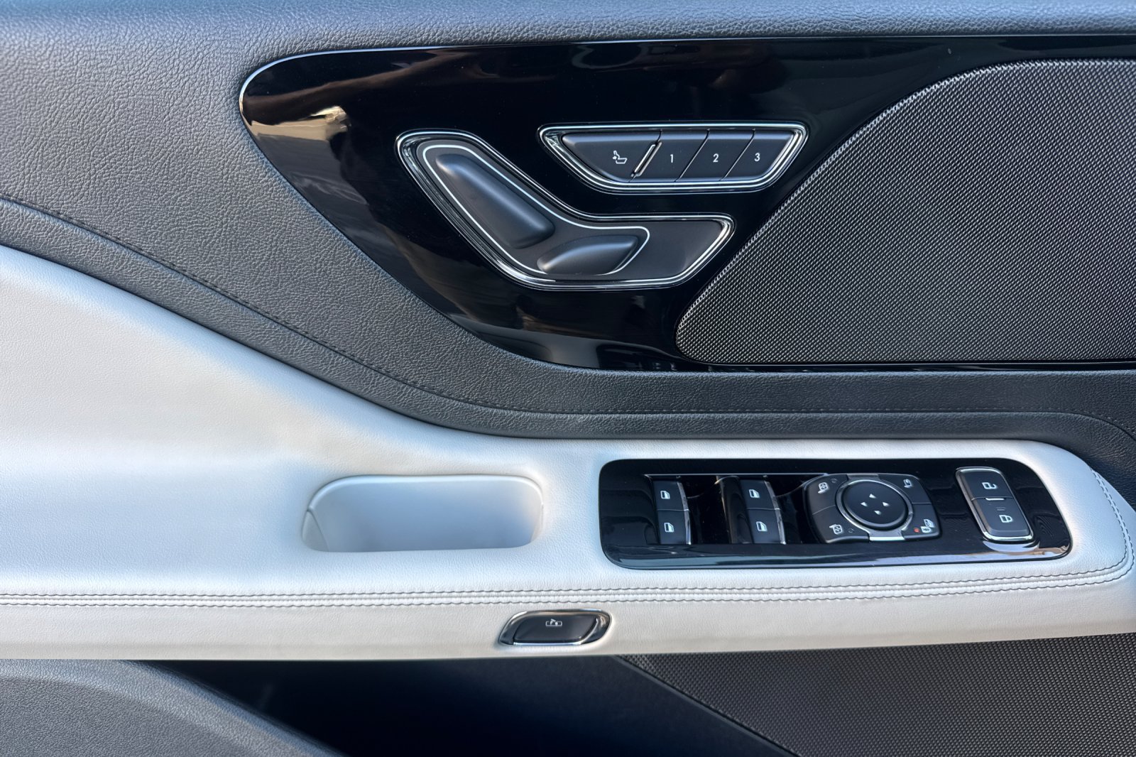 Used 2026 Lincoln Aviator AWD w/ Jet Appearance Package image 11