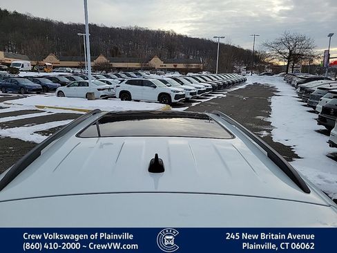 Certified 2022 Volkswagen Tiguan SE R-Line image 30