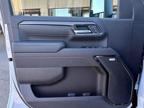 Used 2025 GMC Sierra 2500 AT4 image 17