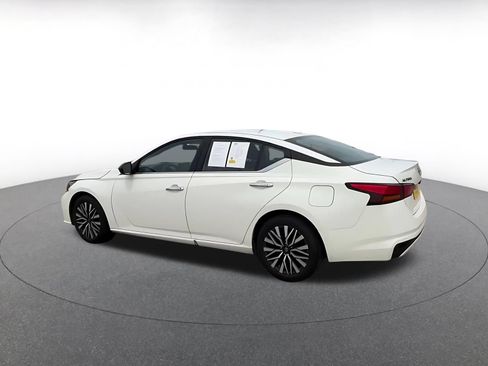 Used 2025 Nissan Altima 2.5 SV FWD image 11