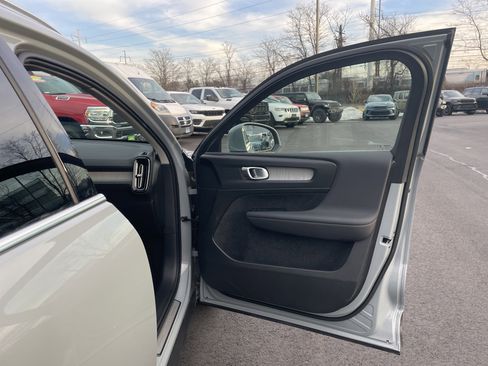 Used 2025 Volvo XC40 B5 Core image 9