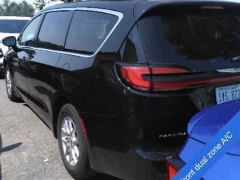 Used 2024 Chrysler Pacifica Touring-L FWD image 12