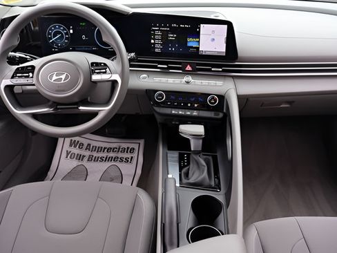 Used 2024 Hyundai Elantra SEL FWD image 11