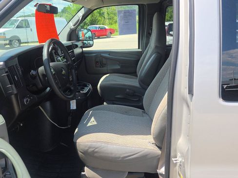 Used 2008 Chevrolet Express 1500 Passenger w/ LT Preferred Equipment Group RWD image 15