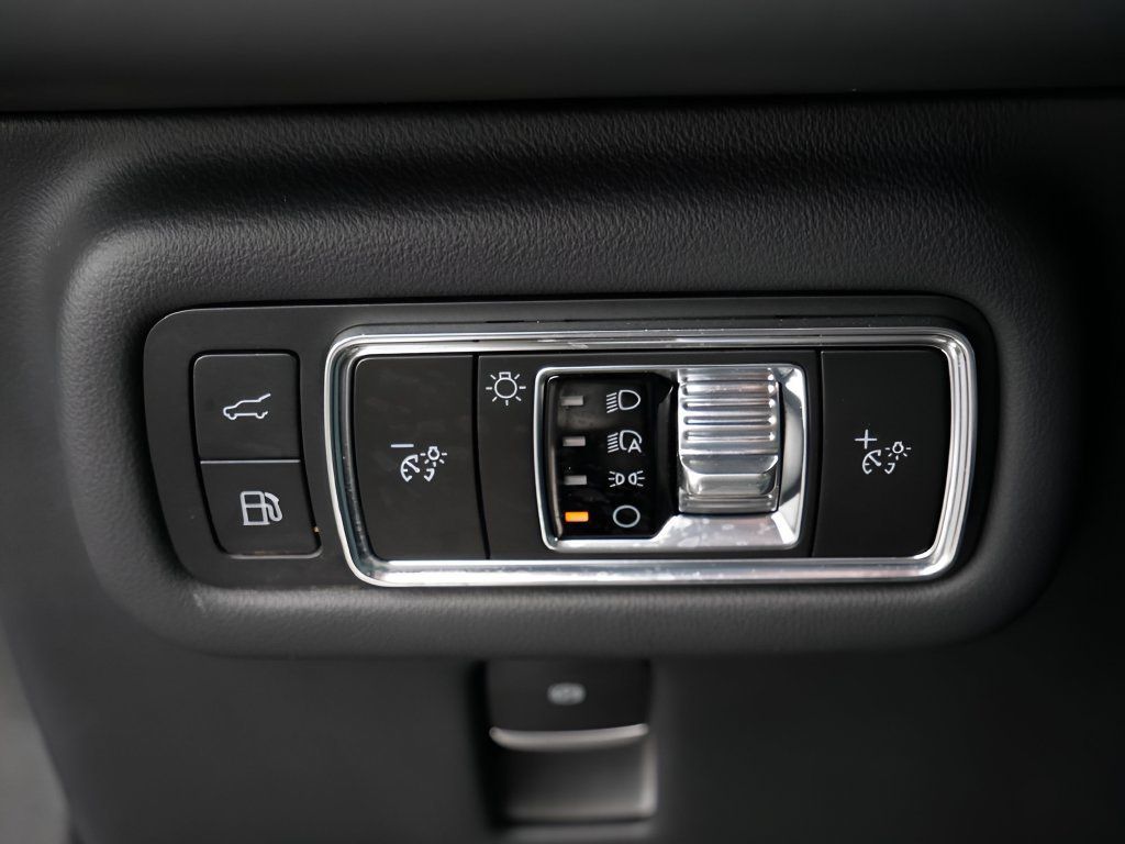 Used 2025 Lincoln Nautilus Reserve AWD/4WD image 18