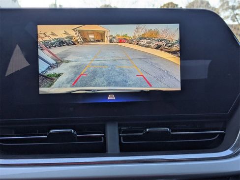 Used 2025 Chevrolet Trax LT w/ LT Convenience Package image 18