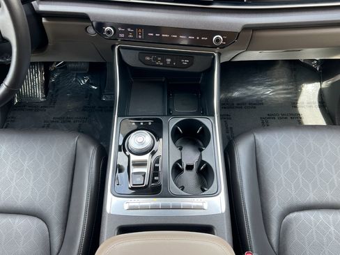 Used 2025 Kia Carnival EX FWD image 21