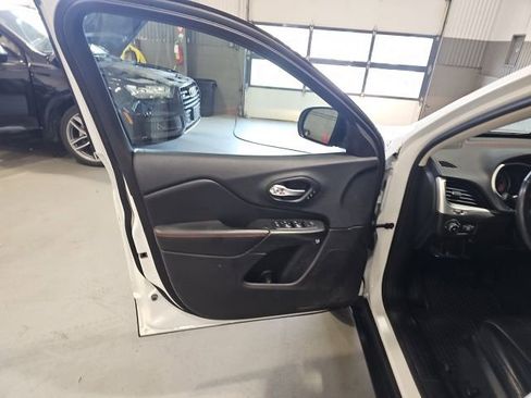 Used 2015 Jeep Cherokee Trailhawk w/ Leather Interior Group AWD/4WD image 11