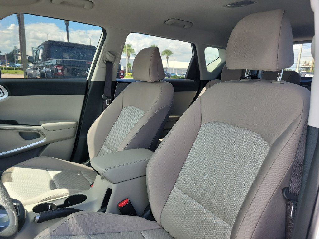 Used 2025 Kia Soul LX w/ LX Technology Package FWD image 19