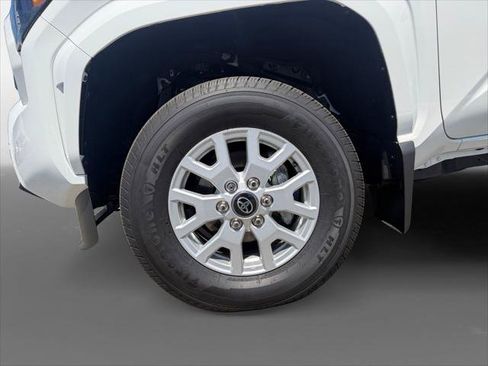 Certified 2025 Toyota Tacoma SR5 AWD/4WD image 14