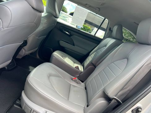 Used 2023 Toyota Highlander XLE FWD image 44